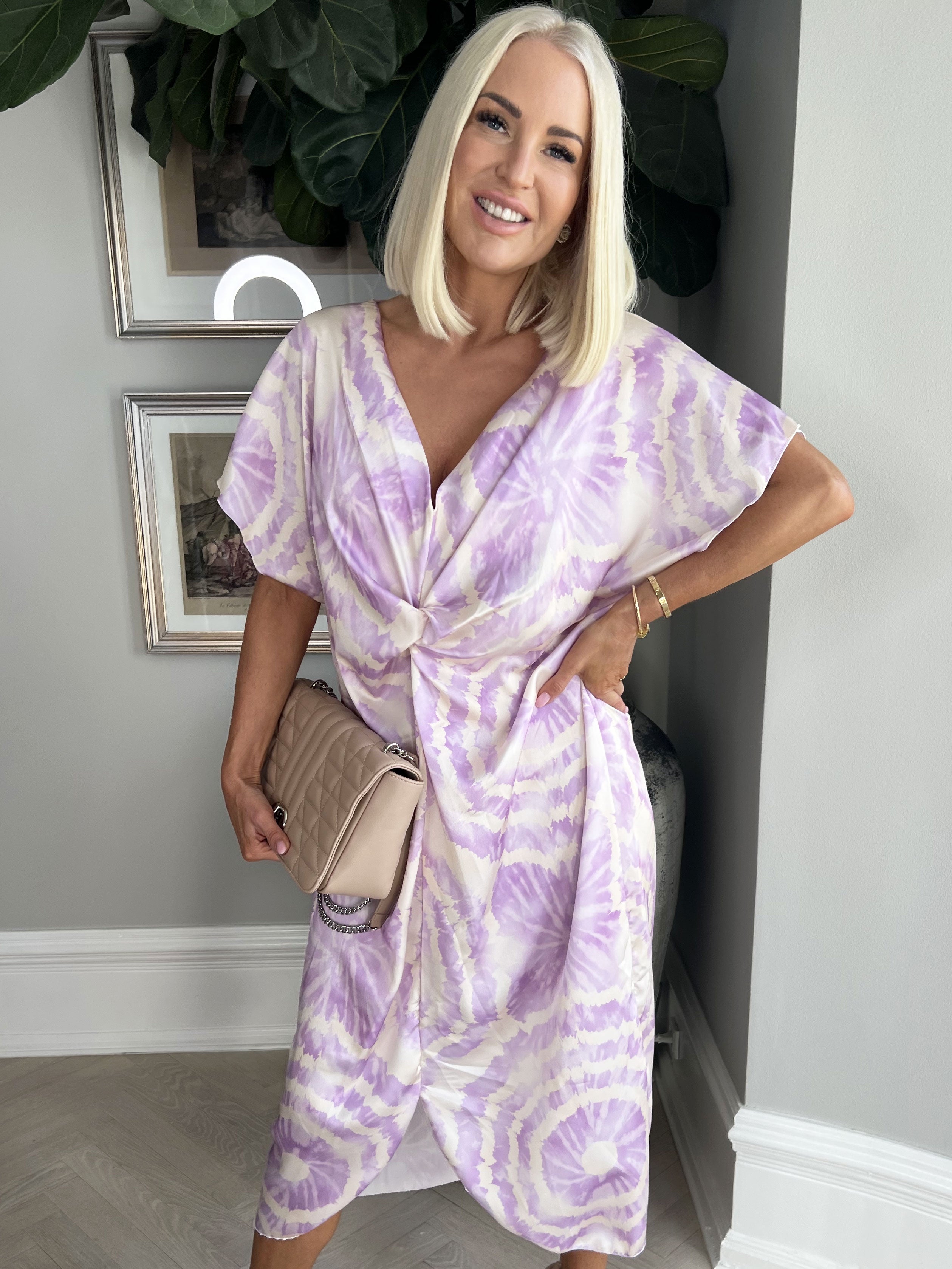 Juno Batik - Sød kjole i batikmønster med knude ved brystet